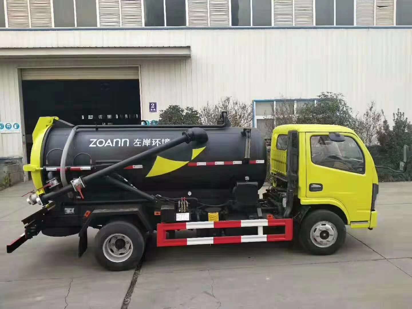 东风小多利卡国六5方吸污车