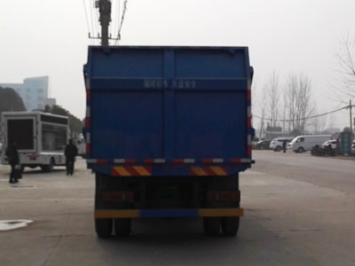 东风大多利卡排半压缩式对接垃圾车 